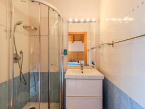 Ένα μπάνιο στο Apartment Maso Scricciolo by Interhome