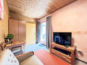TV a/nebo společenská místnost v ubytování Apartment Kleine Wohnung Renata 2 nahe Nürburgring by Interhome + 14 fotografií