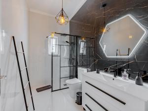 une salle de bain avec un lavabo et un miroir et des toilettes dans l'établissement Villa Villa dos Sonhos by Interhome, à Galé