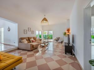 un salon avec un canapé et une télévision dans l'établissement Villa Villa dos Sonhos by Interhome, à Galé 59 autres photos