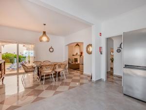 une cuisine et une salle à manger avec une table et des chaises dans l'établissement Villa Villa dos Sonhos by Interhome, à Galé