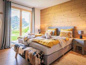 オヴロナにあるChalet La Luna by Interhomeの木製の壁と大きなベッドのある寝室
