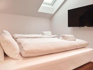 Postel nebo postele na pokoji v ubytování Apartment Mountain Suite A10 by Interhome