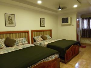 Postel nebo postele na pokoji v ubytování lakshmi inn lodge