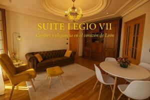a living room with a couch and a table and chairs at Suite Legio VII in León