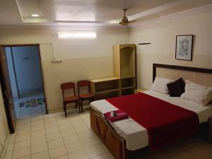 Postel nebo postele na pokoji v ubytování lakshmi inn lodge