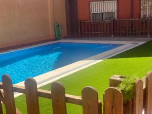 Bazén v ubytování Apartamentos Alcazar de Baeza nebo v jeho okolí