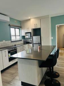 Una cocina con una gran isla en el medio. en Heavenly Towers, en Mbazwana