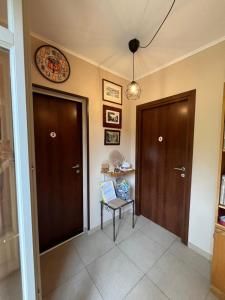 a hallway with two brown doors and a table at Guest House Elisabeth in Pinerolo