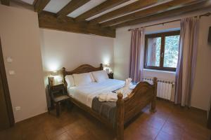una camera da letto con un letto e una finestra di Hotel Rural Mañe a Mallavia