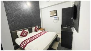 Imagen de la galería de Amritsar Hotel R-A-M-N-E-E-K Near Bus Stand - Spacious Rooms With Free Wi-fi - Restaurant# Parking & Excellent Customer Service - Best Location In Amritsar, en Amritsar 16 fotos más