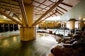 una grande piscina d'acqua in un grande edificio di Chateraise Gateaux Kingdom Sapporo Hotel & Spa Resort a Sapporo