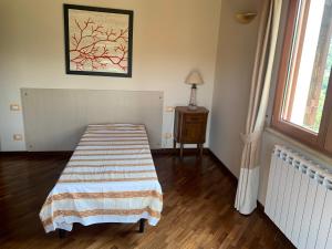 a room with a bed and a table and a window at ABAKAINON COUNTRY B & B in Tripi