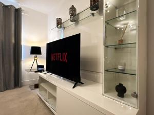 スタンウェルにあるHeathrow Home - Sleeps 6 - Free Parkingのリビングルーム(棚に薄型テレビ付)