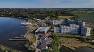 Vue aérienne d'une ville à côté d'une masse d'eau dans l'établissement Ostsee-Ferienpark, à Heiligenhafen