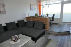 un salon avec un canapé et un bureau dans l'établissement Ostsee-Ferienpark, à Heiligenhafen