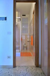 Bilik mandi di The Family Houses - Apartments with Balcony and Lake View