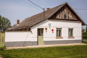 a white house with a brown roof at Pista bácsi háza in Pusztaföldvár