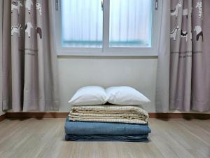 Postel nebo postele na pokoji v ubytování Haenggung-dong Stay