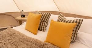 Broadleaves Luxury Glamping客房内的一张或多张床位