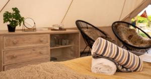 Broadleaves Luxury Glamping客房内的一张或多张床位