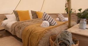 Broadleaves Luxury Glamping客房内的一张或多张床位