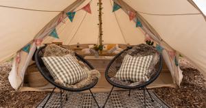 Broadleaves Luxury Glamping的休息区