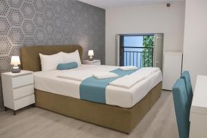 A bed or beds in a room at Hotel Mika Downtown