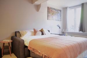 a bedroom with a bed and a window at CANAL APARTMENT AMSTERDAM CENTRAL 4p in Amsterdam