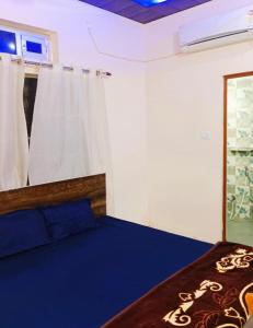 Postel nebo postele na pokoji v ubytování Hotel Mahadev guest house Fully AC OR NON AC Room In Varanasi