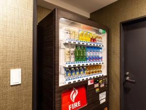 東京にあるアパホテル〈小伝馬町駅前〉のたくさんのソーダのボトルが詰まった冷蔵庫