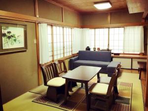 un soggiorno con tavolo, sedie e divano di Right nearby world heritage! 2BR Nikko Stay house a Nikko