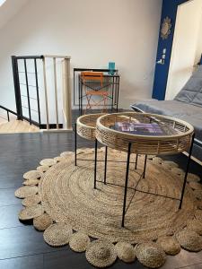 a room with a coffee table and a rug at L'atypique proche rennes Parc Expo, Brocéliande in Saint-Thurial