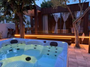 普利拉卡Prestige Beach & Wellness House的房屋后院的按摩浴缸