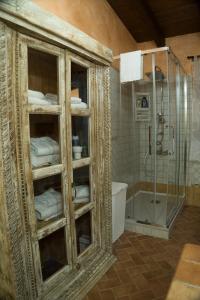 a bathroom with a shower and a cabinet with towels at Villa eden luxury con piscina e jacuzzi in Agrigento