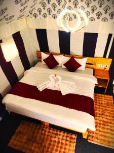 Postel nebo postele na pokoji v ubytování Bhimtal Wilderness Resort + 27 fotografií