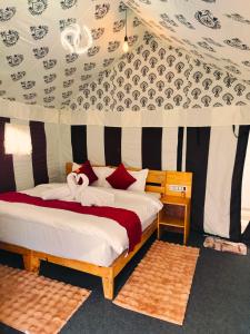 Postel nebo postele na pokoji v ubytování Bhimtal Wilderness Resort