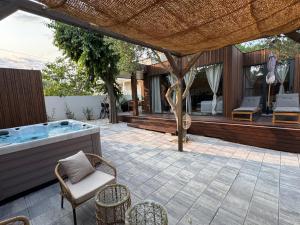 Prestige Beach & Wellness House的阳台或露台