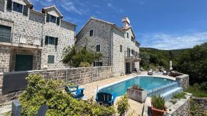 KlinciVilla Noni的一栋楼前有游泳池的房子