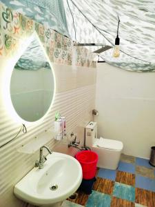 Koupelna v ubytování Bhimtal Wilderness Resort