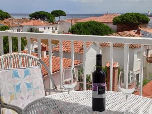 a bottle of wine sitting on a table with two wine glasses at Apartamento en Blanes in Blanes
