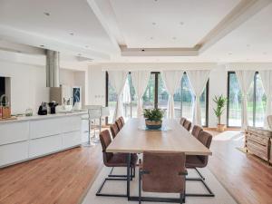 Kuchyň nebo kuchyňský kout v ubytování Maison 12 personnes, Vendée et puy du fou + 32 fotografií