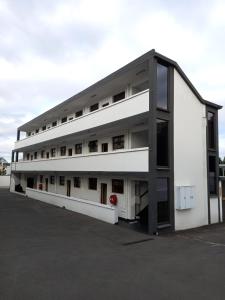 Un gran edificio blanco con muchas ventanas. en PALACE LODGE PINETOWN, en Pinetown