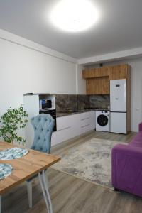 Kuchyň nebo kuchyňský kout v ubytování Prime Apartments Kostanay 2