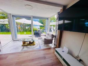 a living room with a view of a patio at Interlaken Villa Lakeview Appartment in Leissigen