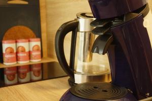 une cafetière assise au-dessus d'un comptoir dans l'établissement Logement neuf - cœur de ville, à La Roche-sur-Yon