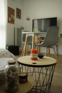 un salon avec une table basse et une télévision dans l'établissement Logement neuf - cœur de ville, à La Roche-sur-Yon