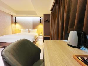 Rúm í herbergi á 新仕飯店-New City Hotel