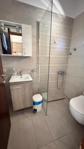 een badkamer met een douche, een toilet en een wastafel bij House Nativa in Mola Kalyva