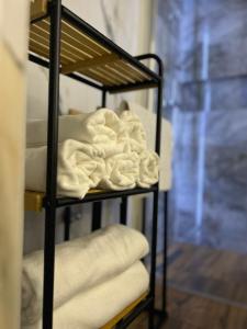 a stack of towels on a shelf in a room at Loft Apartments Bielawa "Wschód Słońca" Polskie Como Góry Sowie in Bielawa